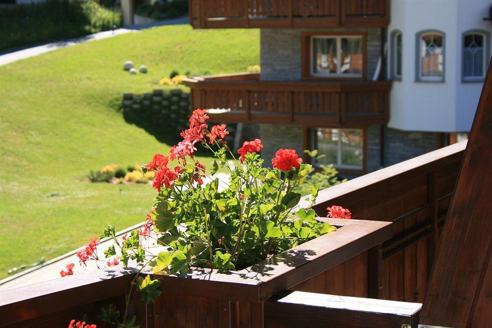 サース フェー Berghof Garni - The Dom Collection Bed & Breakfast エクステリア 写真